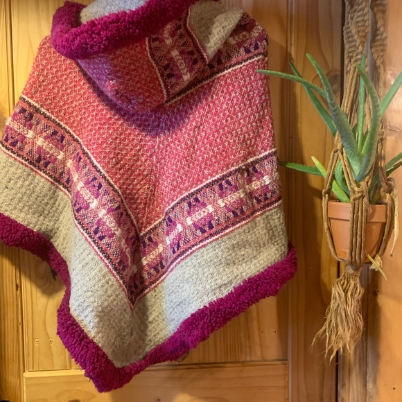 EPIC traditional WOOL PONCHO FROM EQUADOR - Picture 2 of 6